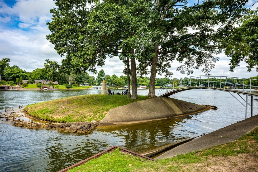 Effingham, Illinois, 62401, United States, 4 Bedrooms Bedrooms, ,4 BathroomsBathrooms,Residential,Active,1909667