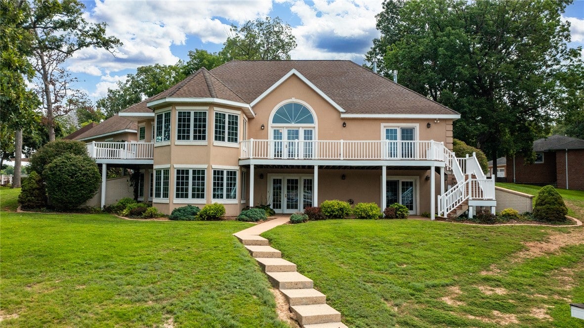 Effingham, Illinois, 62401, United States, 4 Bedrooms Bedrooms, ,4 BathroomsBathrooms,Residential,Active,1909667