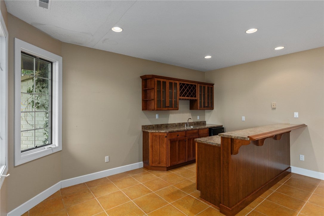 Effingham, Illinois, 62401, United States, 4 Bedrooms Bedrooms, ,4 BathroomsBathrooms,Residential,Active,1909667