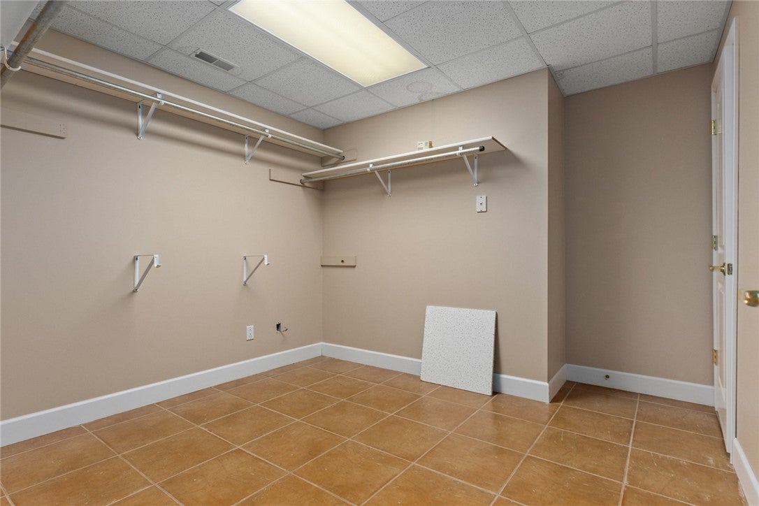 Effingham, Illinois, 62401, United States, 4 Bedrooms Bedrooms, ,4 BathroomsBathrooms,Residential,Active,1909667