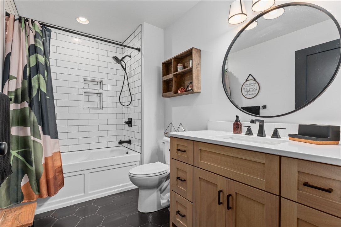 Effingham, Illinois, 62401, United States, 4 Bedrooms Bedrooms, ,5 BathroomsBathrooms,Residential,Active,1967129