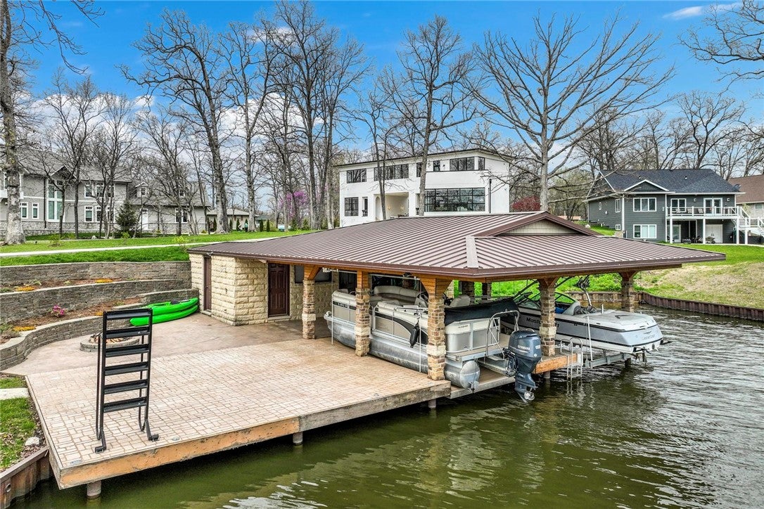 Effingham, Illinois, 62401, United States, 4 Bedrooms Bedrooms, ,4 BathroomsBathrooms,Residential,Active,1903223
