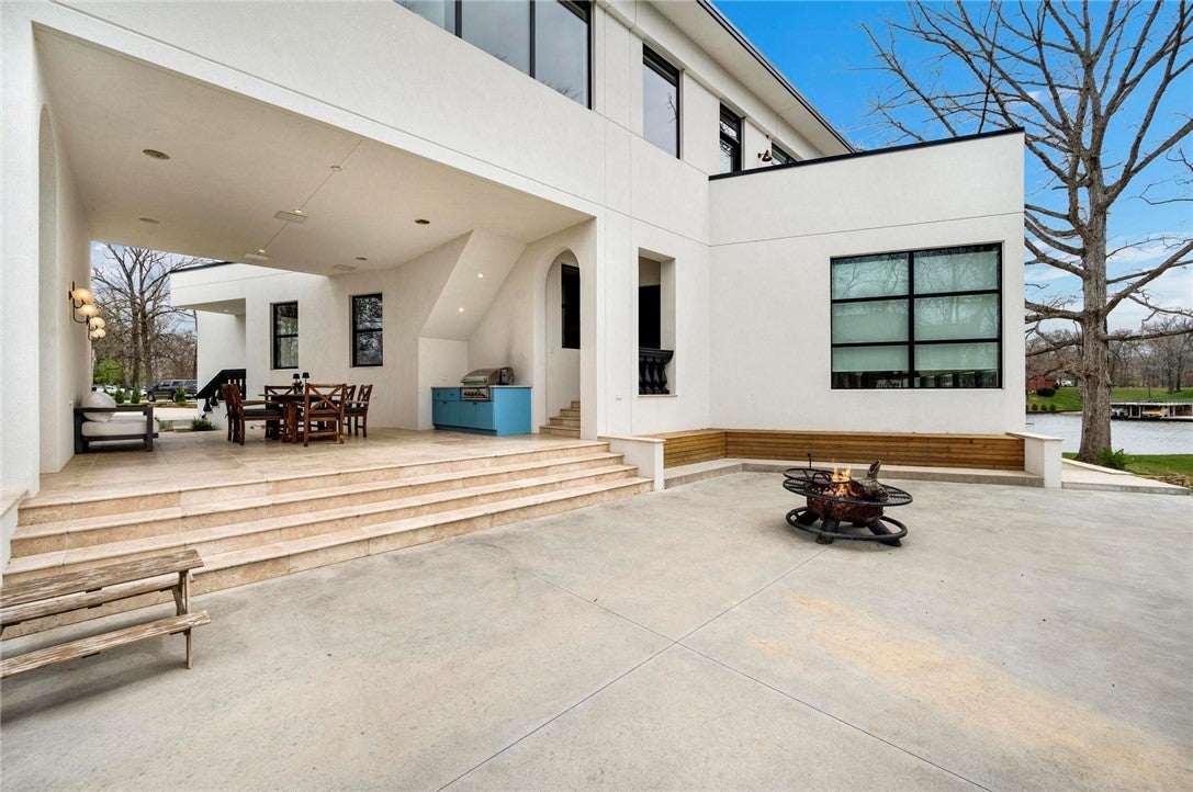 Effingham, Illinois, 62401, United States, 4 Bedrooms Bedrooms, ,4 BathroomsBathrooms,Residential,Active,1903223
