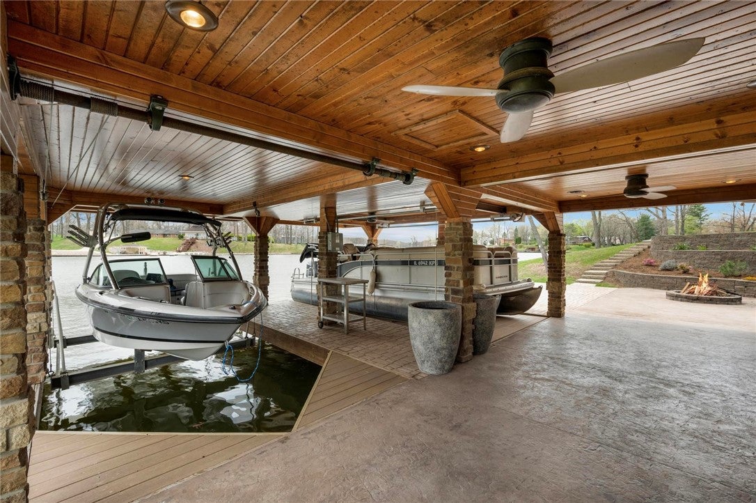 Effingham, Illinois, 62401, United States, 4 Bedrooms Bedrooms, ,4 BathroomsBathrooms,Residential,Active,1903223