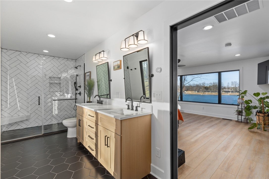 Effingham, Illinois, 62401, United States, 4 Bedrooms Bedrooms, ,5 BathroomsBathrooms,Residential,Active,1967129