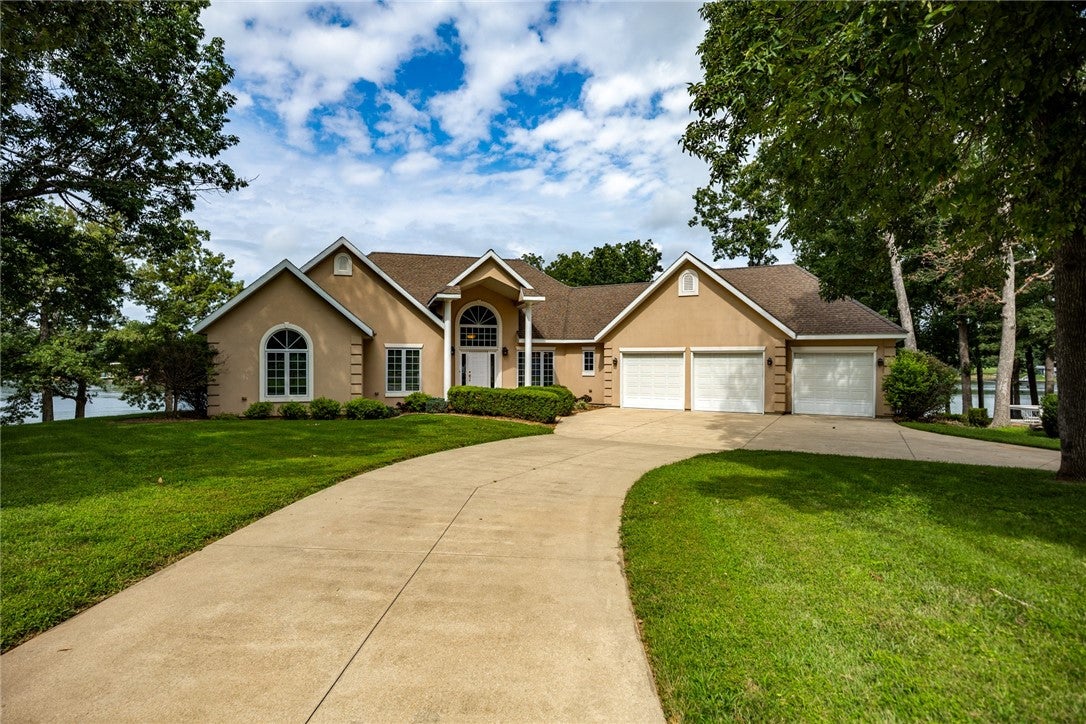 Effingham, Illinois, 62401, United States, 4 Bedrooms Bedrooms, ,4 BathroomsBathrooms,Residential,Active,1909667