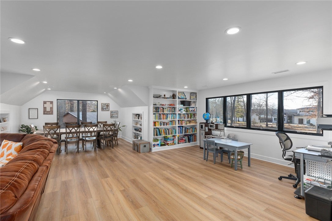 Effingham, Illinois, 62401, United States, 4 Bedrooms Bedrooms, ,5 BathroomsBathrooms,Residential,Active,1967129