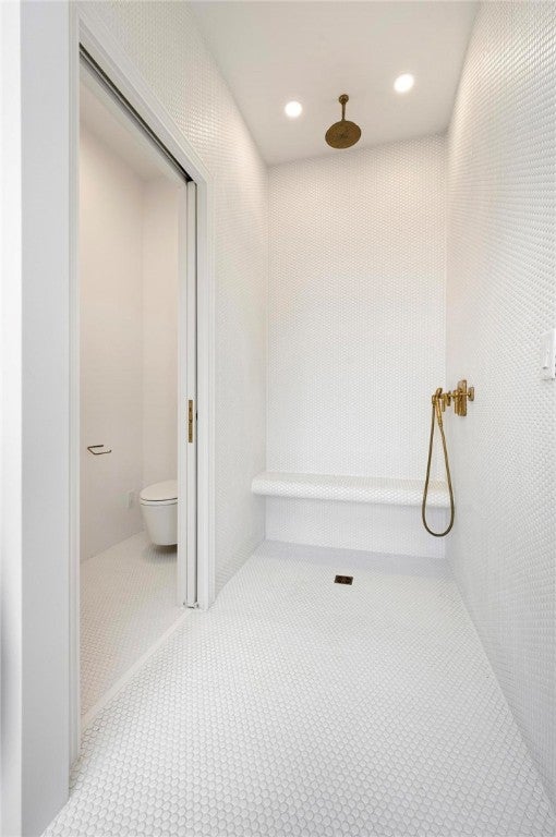 Effingham, Illinois, 62401, United States, 4 Bedrooms Bedrooms, ,4 BathroomsBathrooms,Residential,Active,1903223