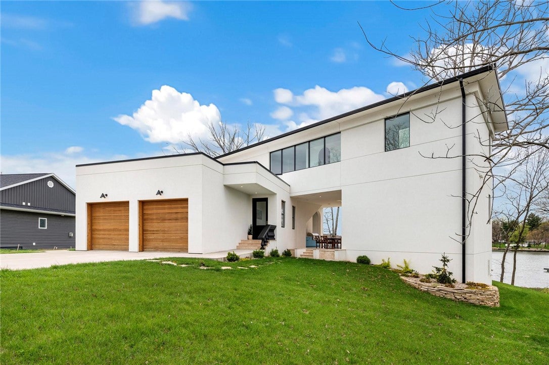Effingham, Illinois, 62401, United States, 4 Bedrooms Bedrooms, ,4 BathroomsBathrooms,Residential,Active,1903223