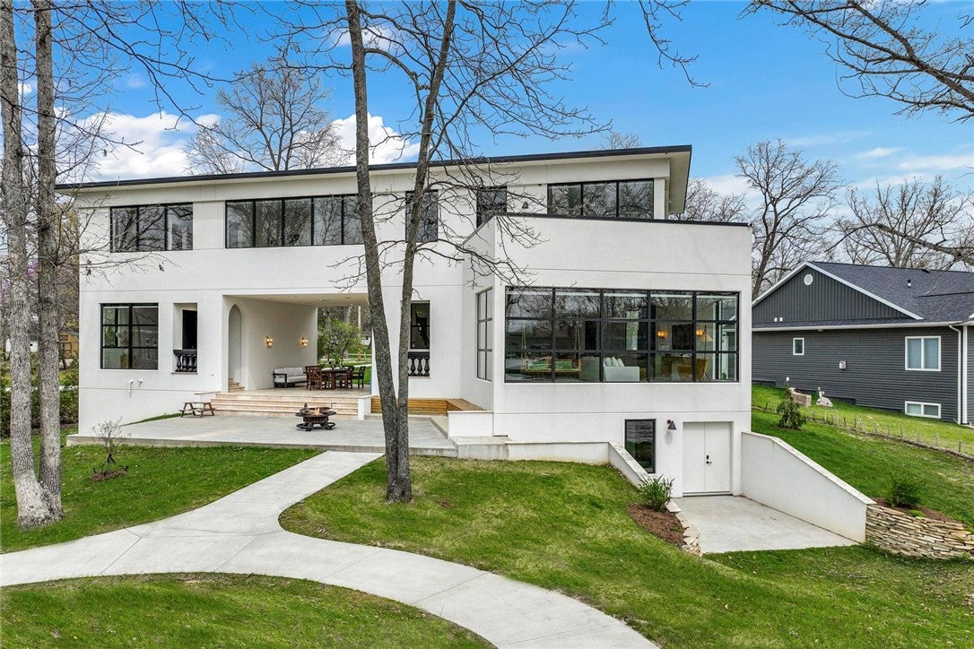 Effingham, Illinois, 62401, United States, 4 Bedrooms Bedrooms, ,4 BathroomsBathrooms,Residential,Active,1903223