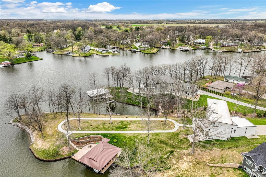 Effingham, Illinois, 62401, United States, 4 Bedrooms Bedrooms, ,4 BathroomsBathrooms,Residential,Active,1903223