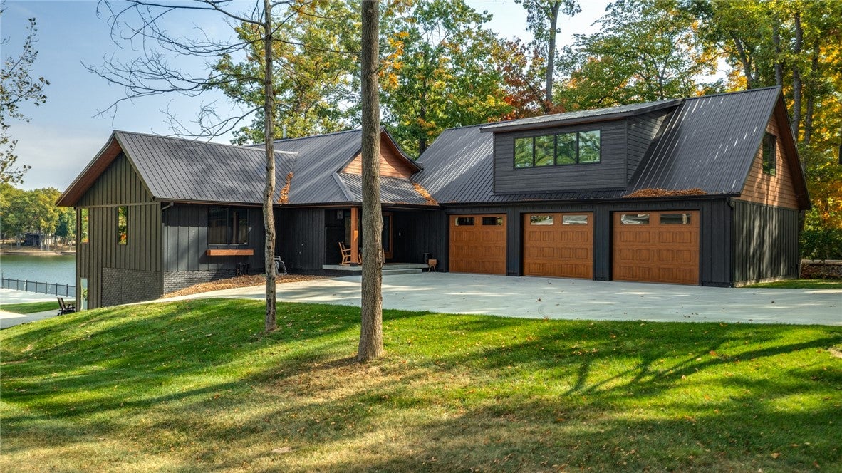 Effingham, Illinois, 62401, United States, 4 Bedrooms Bedrooms, ,5 BathroomsBathrooms,Residential,Active,1967129