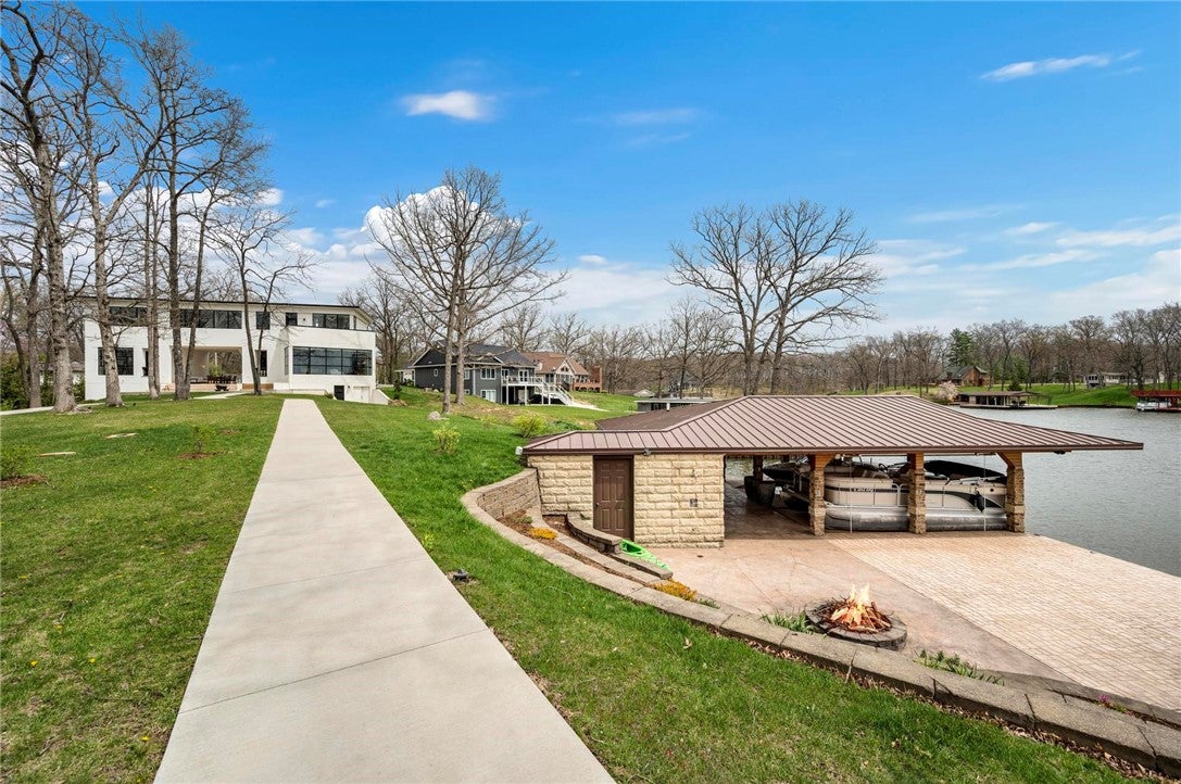 Effingham, Illinois, 62401, United States, 4 Bedrooms Bedrooms, ,4 BathroomsBathrooms,Residential,Active,1903223