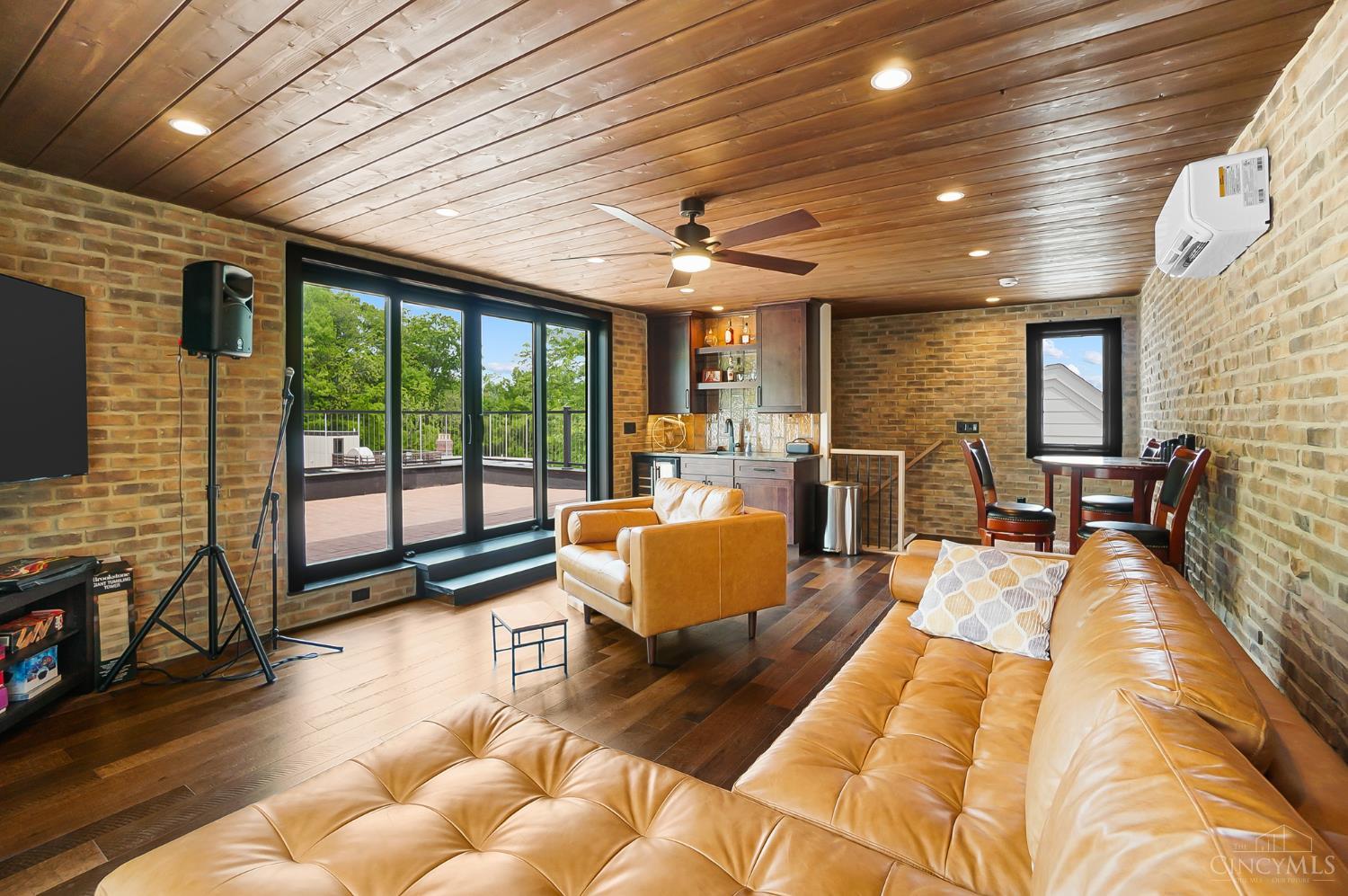 Cincinnati, Ohio, 45202, United States, 3 Bedrooms Bedrooms, ,4 BathroomsBathrooms,Residential,Active,1922745