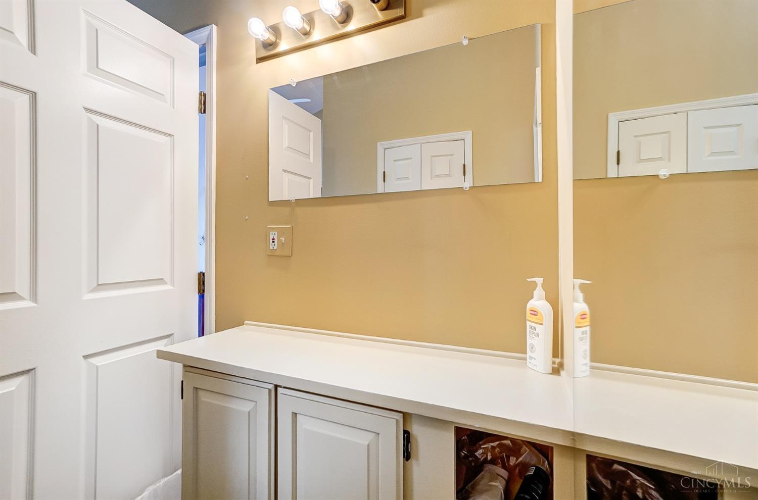 Union Twp, Ohio, 45244, United States, 4 Bedrooms Bedrooms, ,5 BathroomsBathrooms,Residential,Pending,1722734