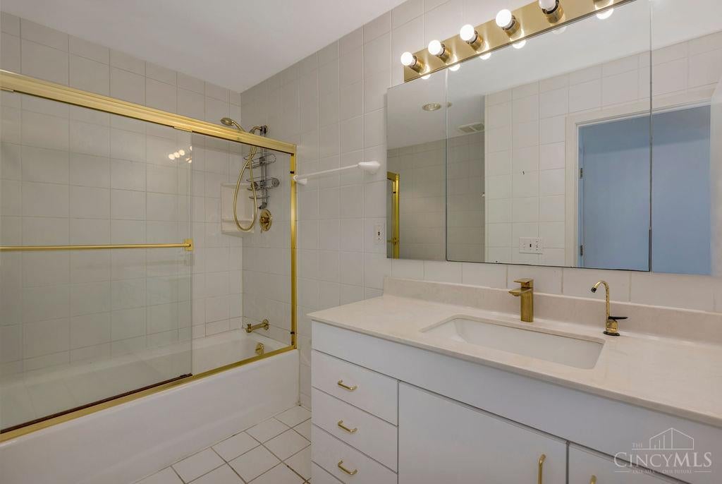 Indian Hill, Ohio, 45243, United States, 4 Bedrooms Bedrooms, ,2 BathroomsBathrooms,Residential,Active,1986910