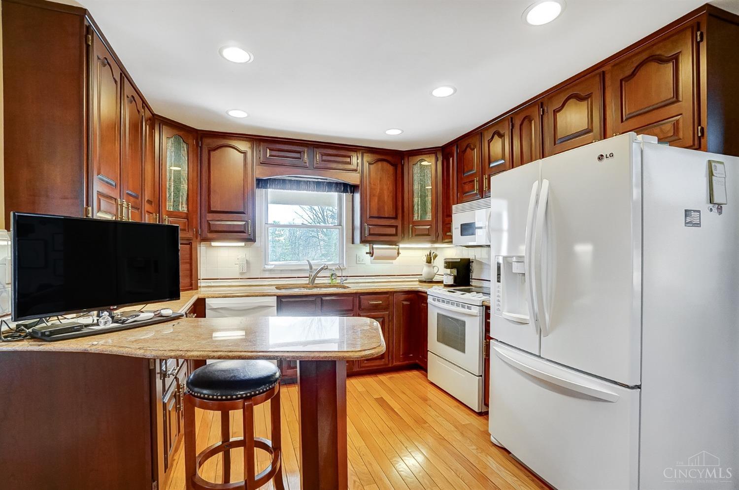 Union Twp, Ohio, 45244, United States, 4 Bedrooms Bedrooms, ,5 BathroomsBathrooms,Residential,Pending,1722734