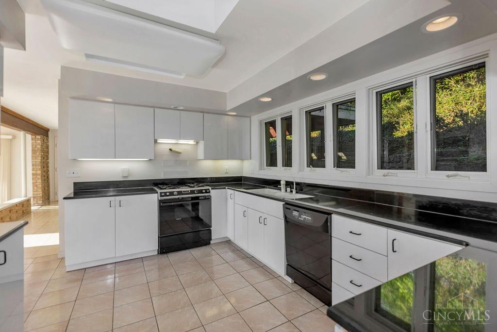 Indian Hill, Ohio, 45243, United States, 4 Bedrooms Bedrooms, ,2 BathroomsBathrooms,Residential,Active,1986910