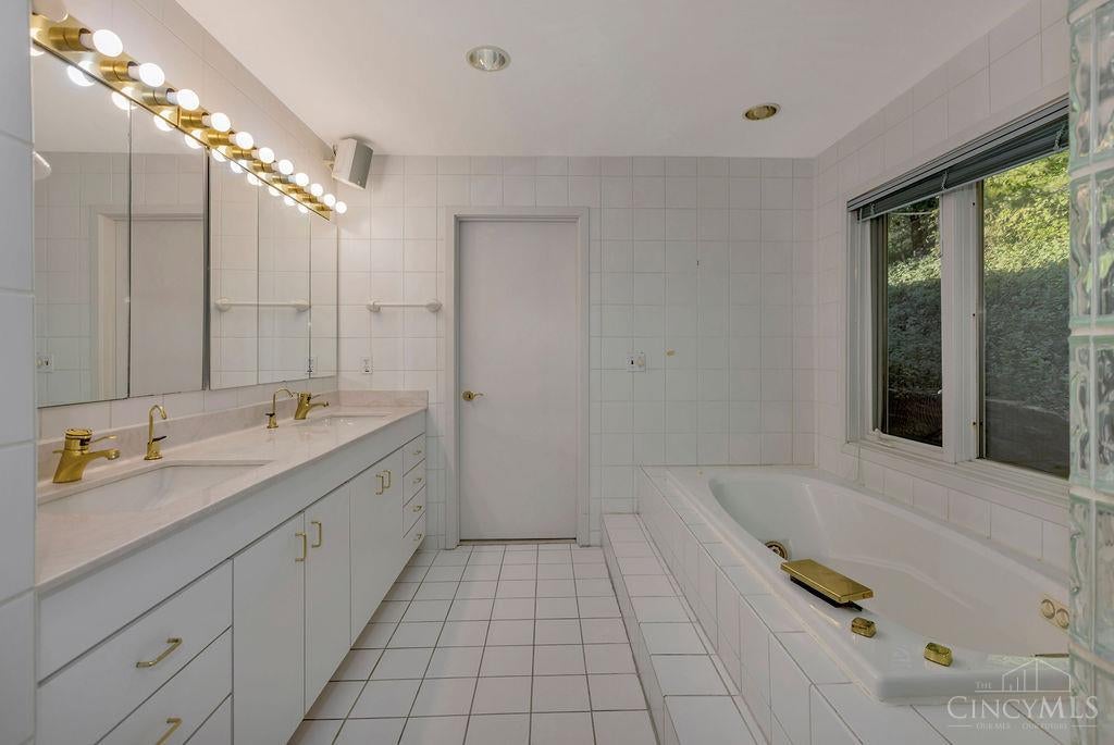 Indian Hill, Ohio, 45243, United States, 4 Bedrooms Bedrooms, ,2 BathroomsBathrooms,Residential,Active,1986910