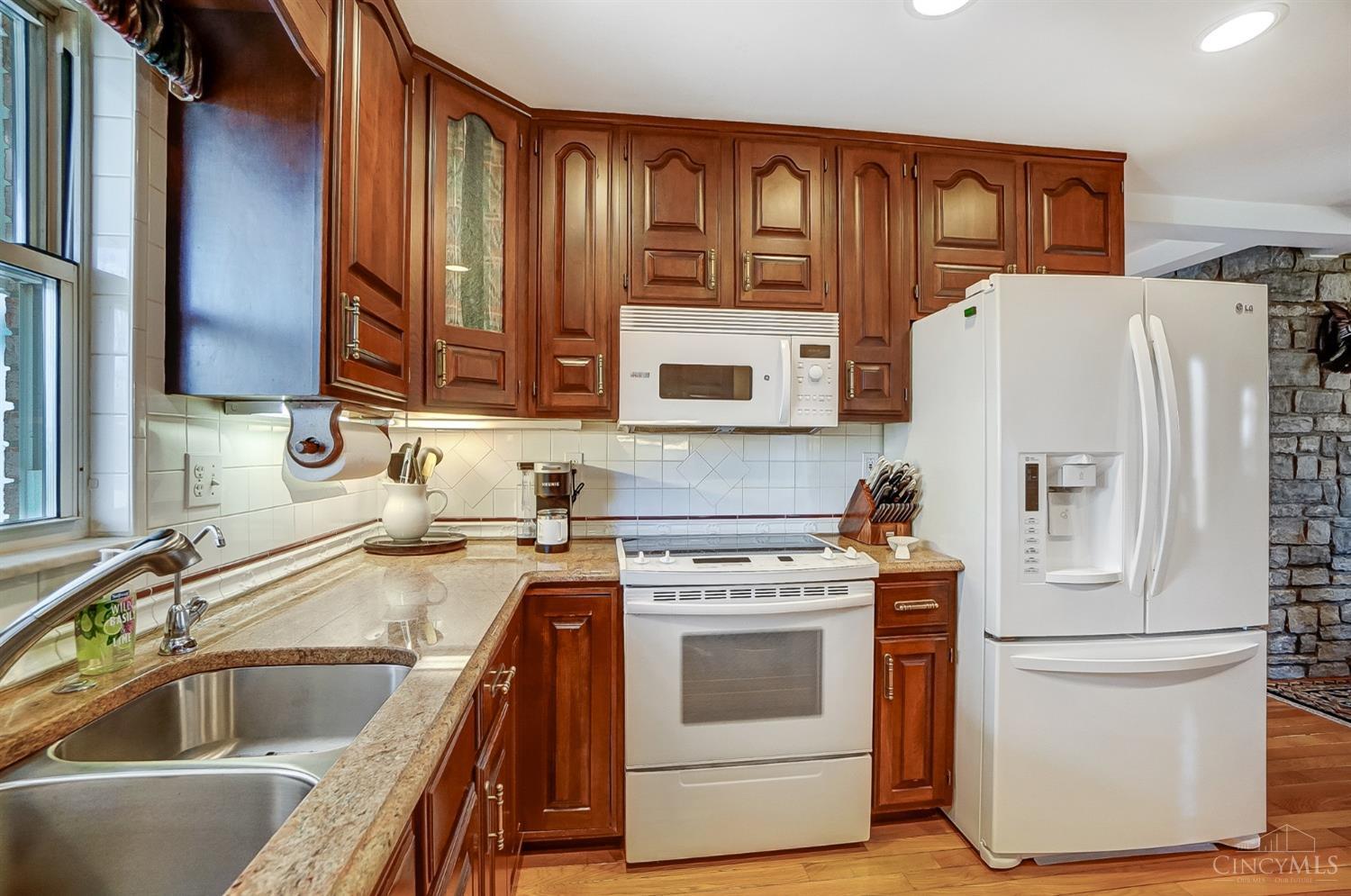 Union Twp, Ohio, 45244, United States, 4 Bedrooms Bedrooms, ,5 BathroomsBathrooms,Residential,Pending,1722734