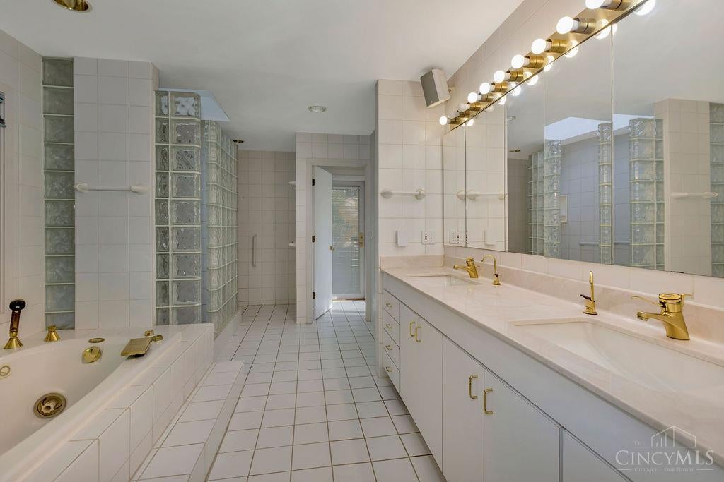 Indian Hill, Ohio, 45243, United States, 4 Bedrooms Bedrooms, ,2 BathroomsBathrooms,Residential,Active,1986910