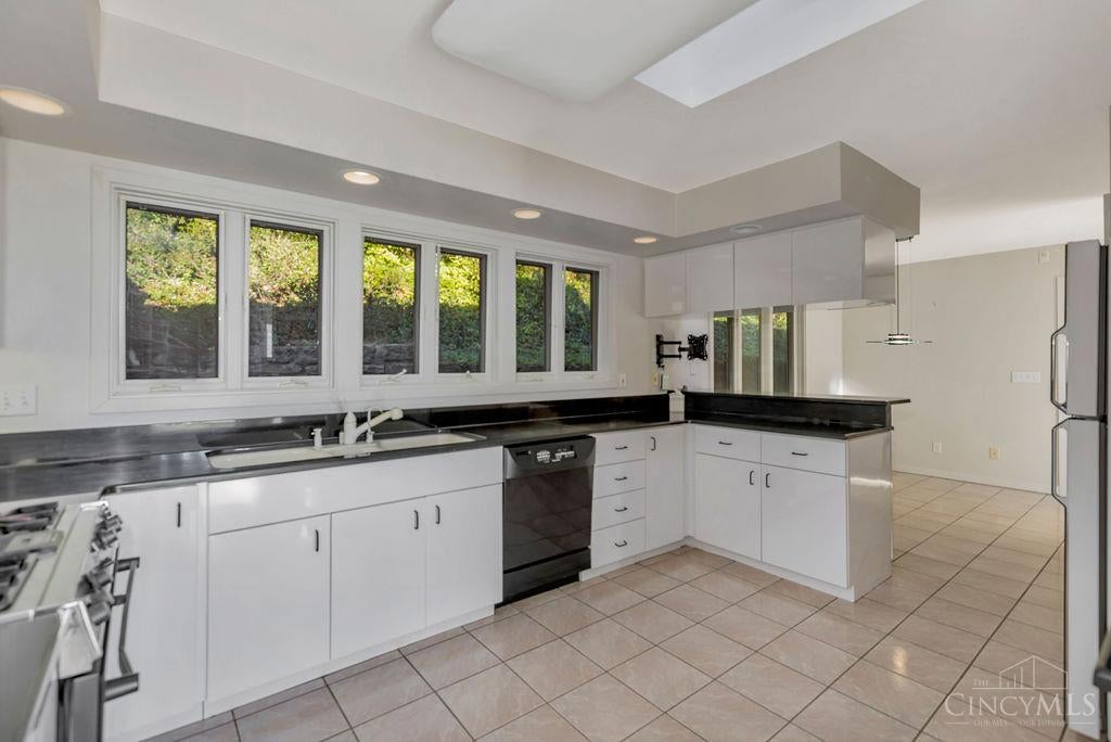 Indian Hill, Ohio, 45243, United States, 4 Bedrooms Bedrooms, ,2 BathroomsBathrooms,Residential,Active,1986910