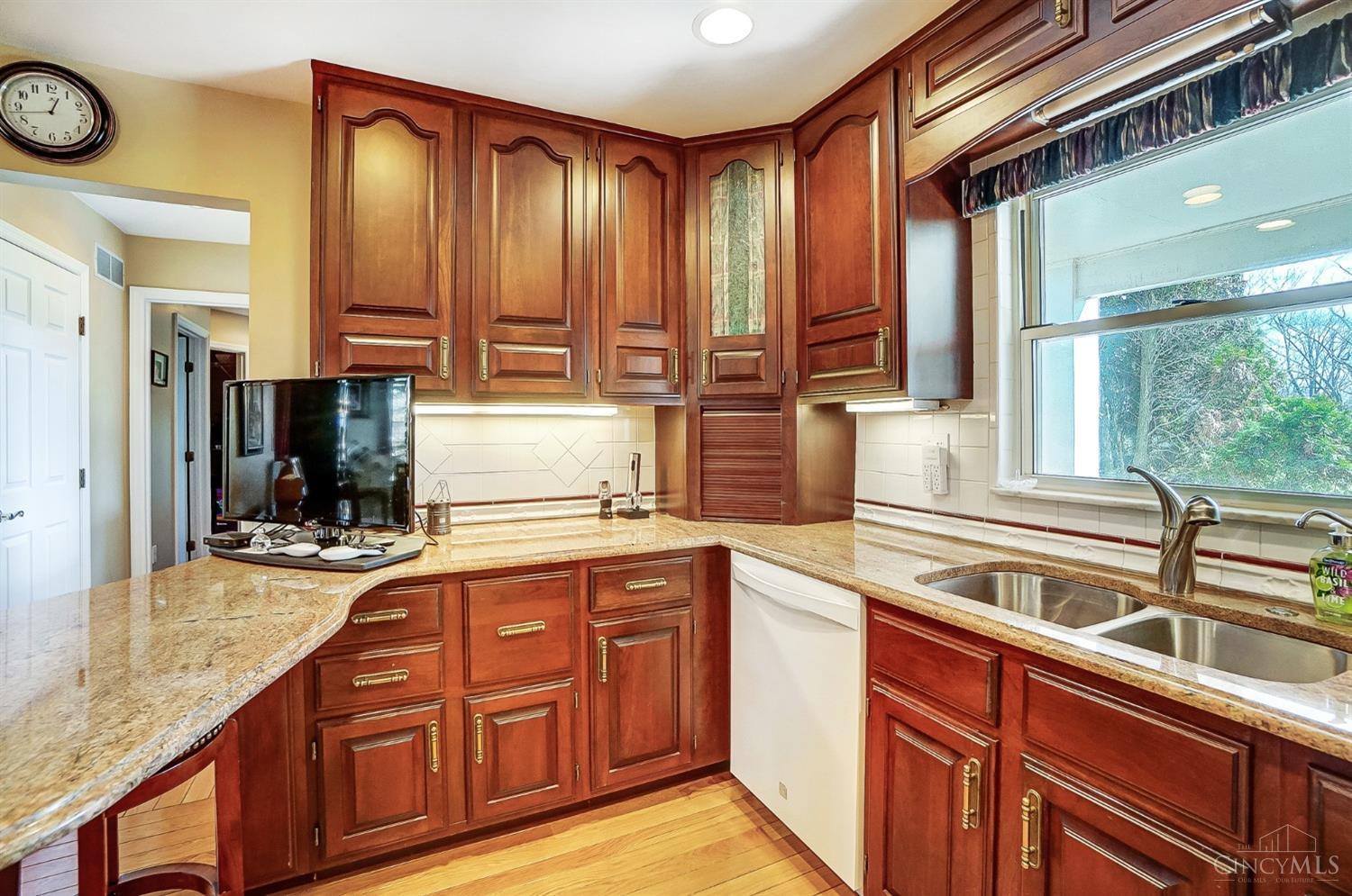 Union Twp, Ohio, 45244, United States, 4 Bedrooms Bedrooms, ,5 BathroomsBathrooms,Residential,Pending,1722734