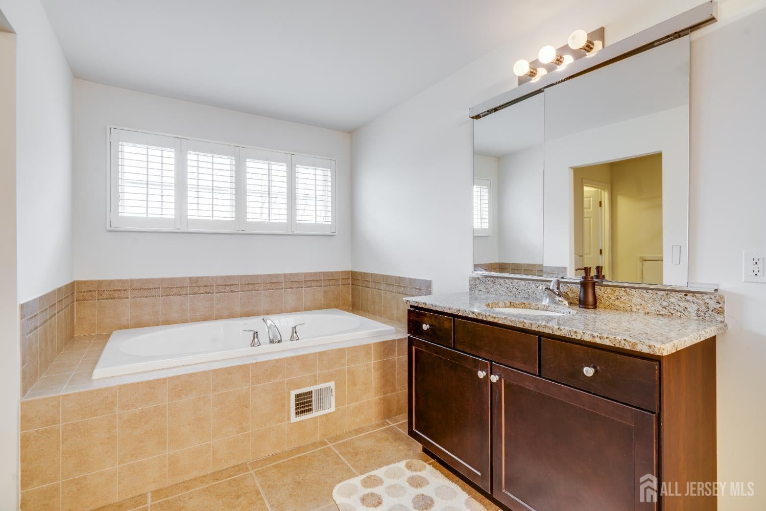 South Brunswick, New Jersey, 08816, United States, 5 Bedrooms Bedrooms, ,5 BathroomsBathrooms,Residential,Active,2009140