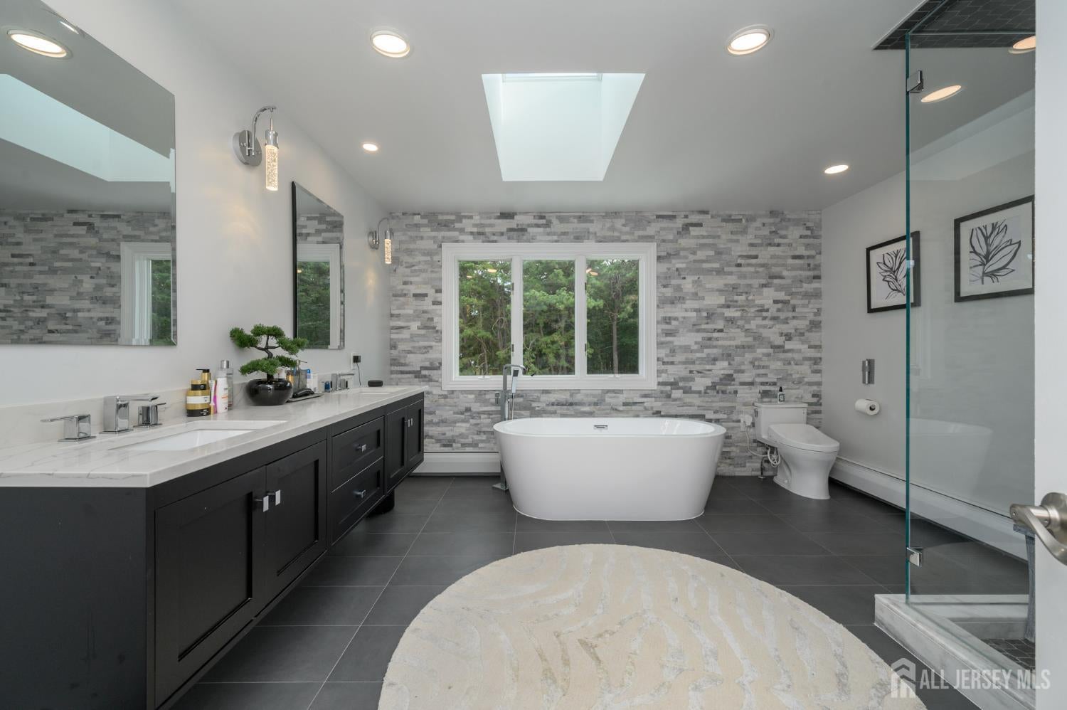 Manalapan, New Jersey, 07726, United States, 6 Bedrooms Bedrooms, ,4 BathroomsBathrooms,Residential,Active,1929408