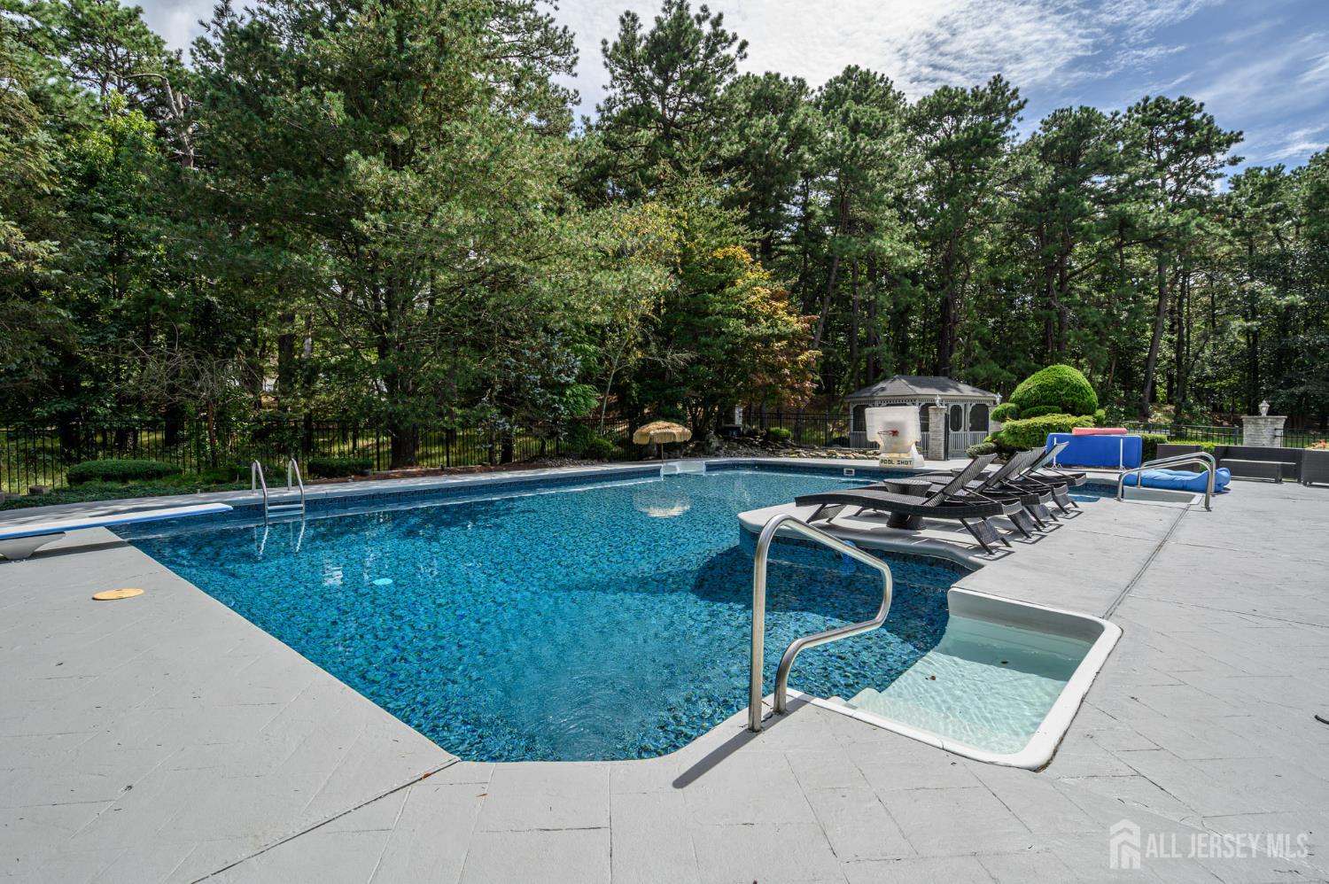 Manalapan, New Jersey, 07726, United States, 6 Bedrooms Bedrooms, ,4 BathroomsBathrooms,Residential,Active,1929408