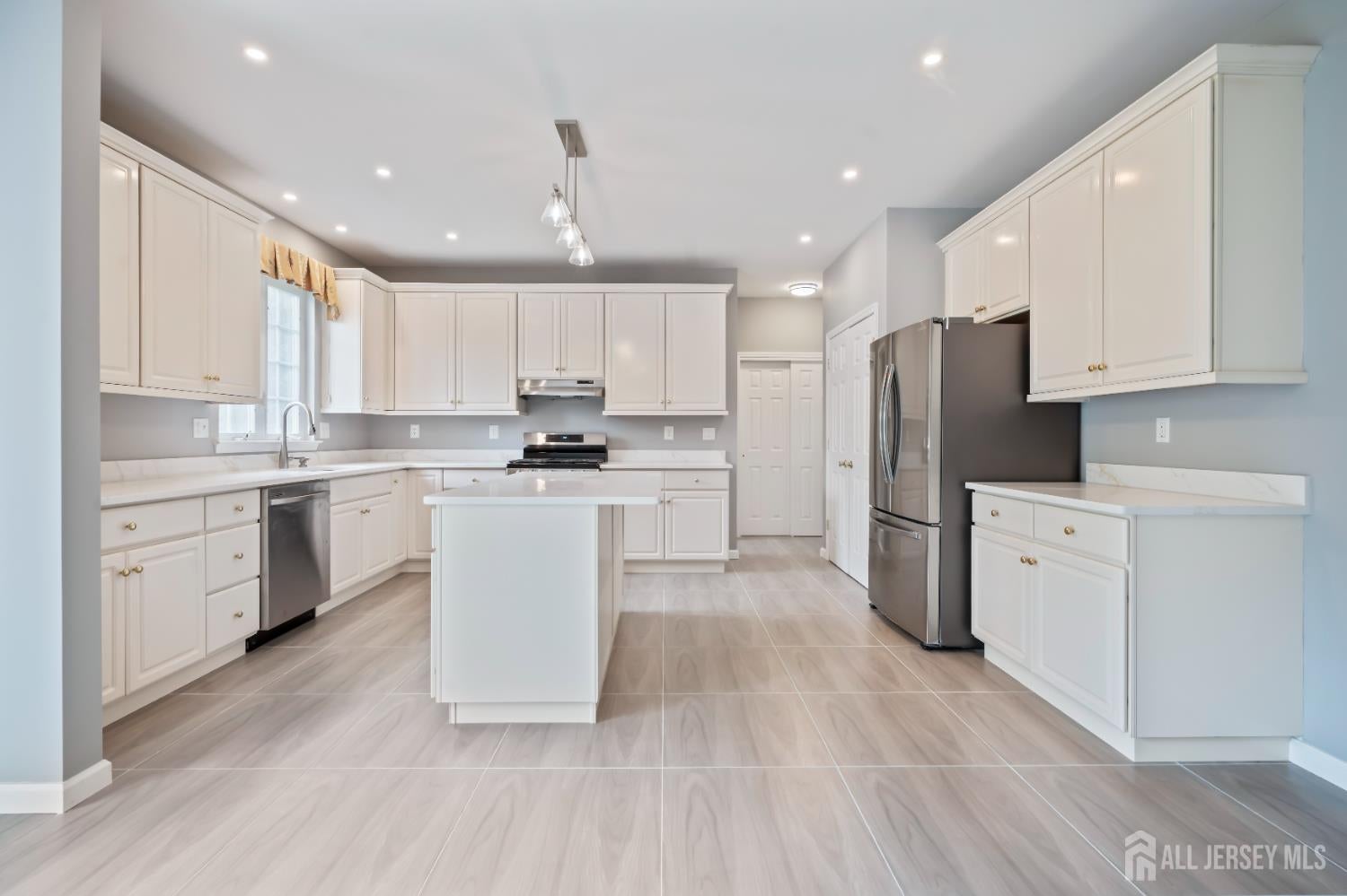 East Brunswick, New Jersey, 08816, United States, 5 Bedrooms Bedrooms, ,3 BathroomsBathrooms,Residential,Active,1953373