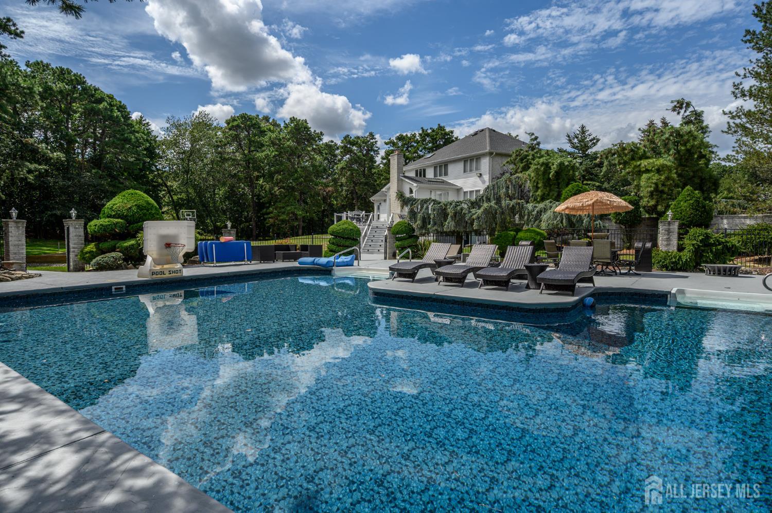 Manalapan, New Jersey, 07726, United States, 6 Bedrooms Bedrooms, ,4 BathroomsBathrooms,Residential,Active,1929408