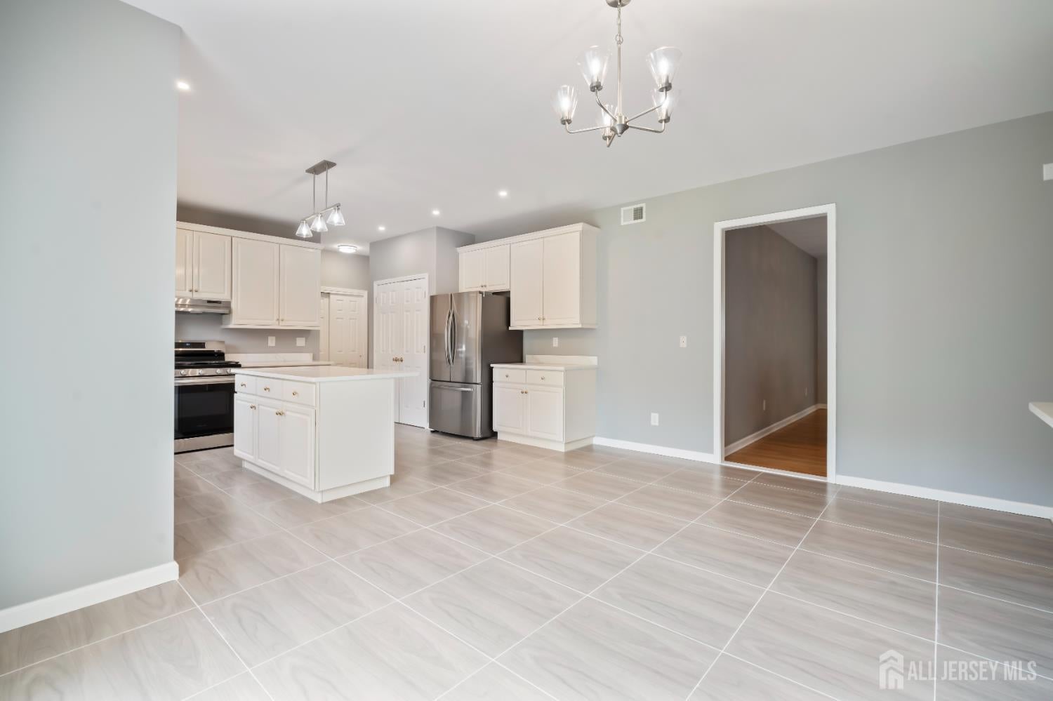 East Brunswick, New Jersey, 08816, United States, 5 Bedrooms Bedrooms, ,3 BathroomsBathrooms,Residential,Active,1953373