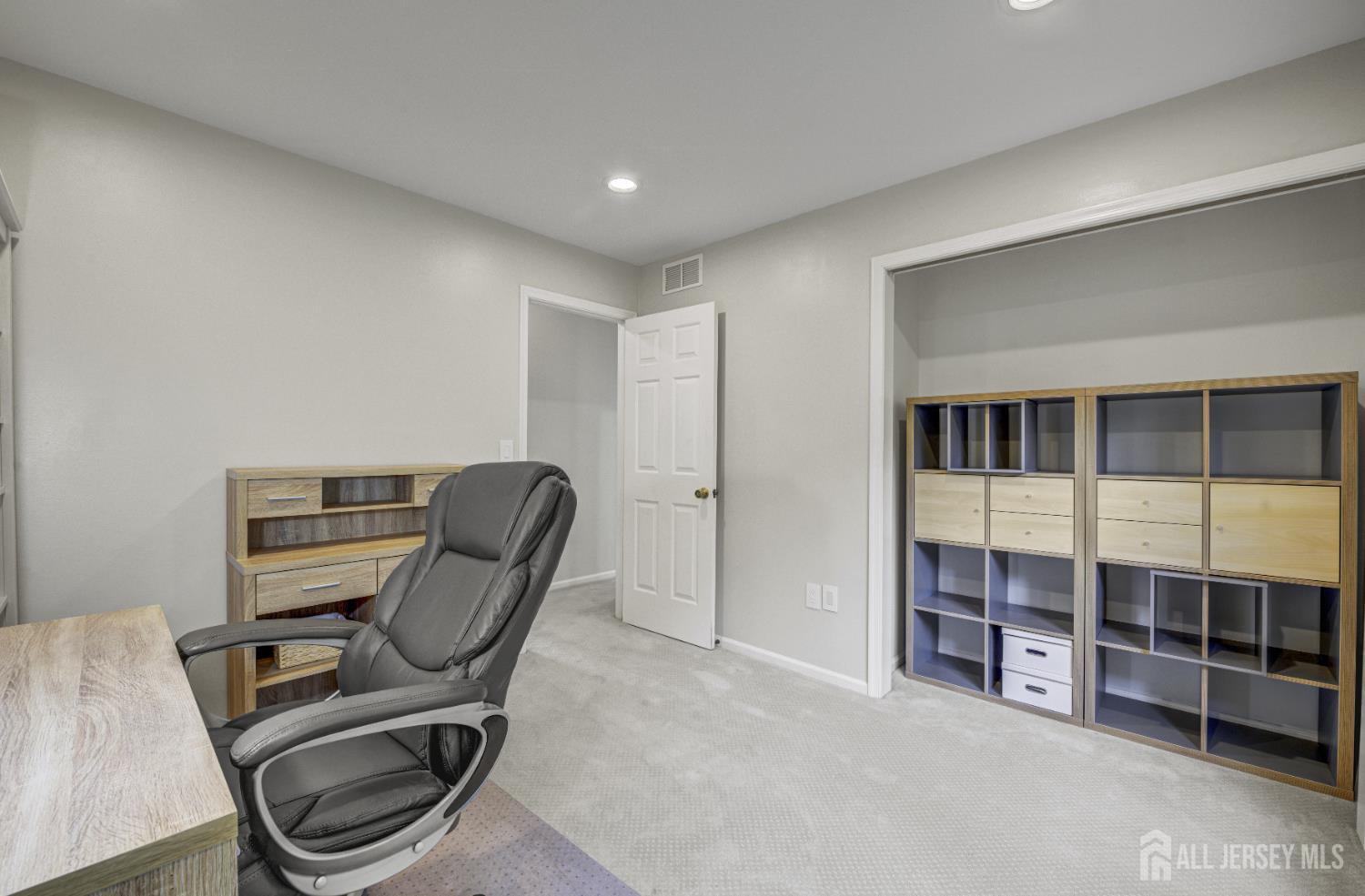 Plainsboro, New Jersey, 08536, United States, 5 Bedrooms Bedrooms, ,3 BathroomsBathrooms,Residential,Contingent,1993625