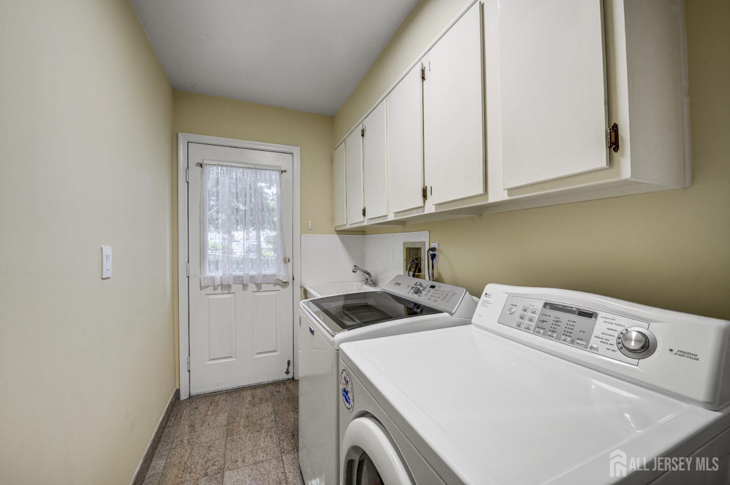 Plainsboro, New Jersey, 08536, United States, 5 Bedrooms Bedrooms, ,3 BathroomsBathrooms,Residential,Contingent,1993625