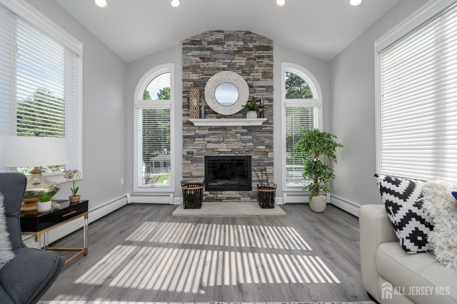 Manalapan, New Jersey, 07726, United States, 6 Bedrooms Bedrooms, ,4 BathroomsBathrooms,Residential,Active,1929408