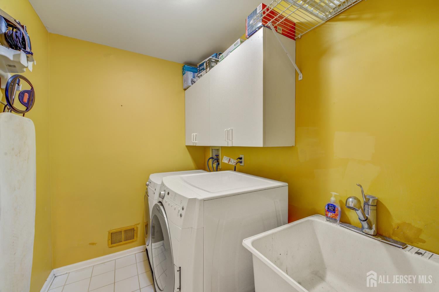 Plainsboro, New Jersey, 08536, United States, 5 Bedrooms Bedrooms, ,4 BathroomsBathrooms,Residential,Contingent,1993683