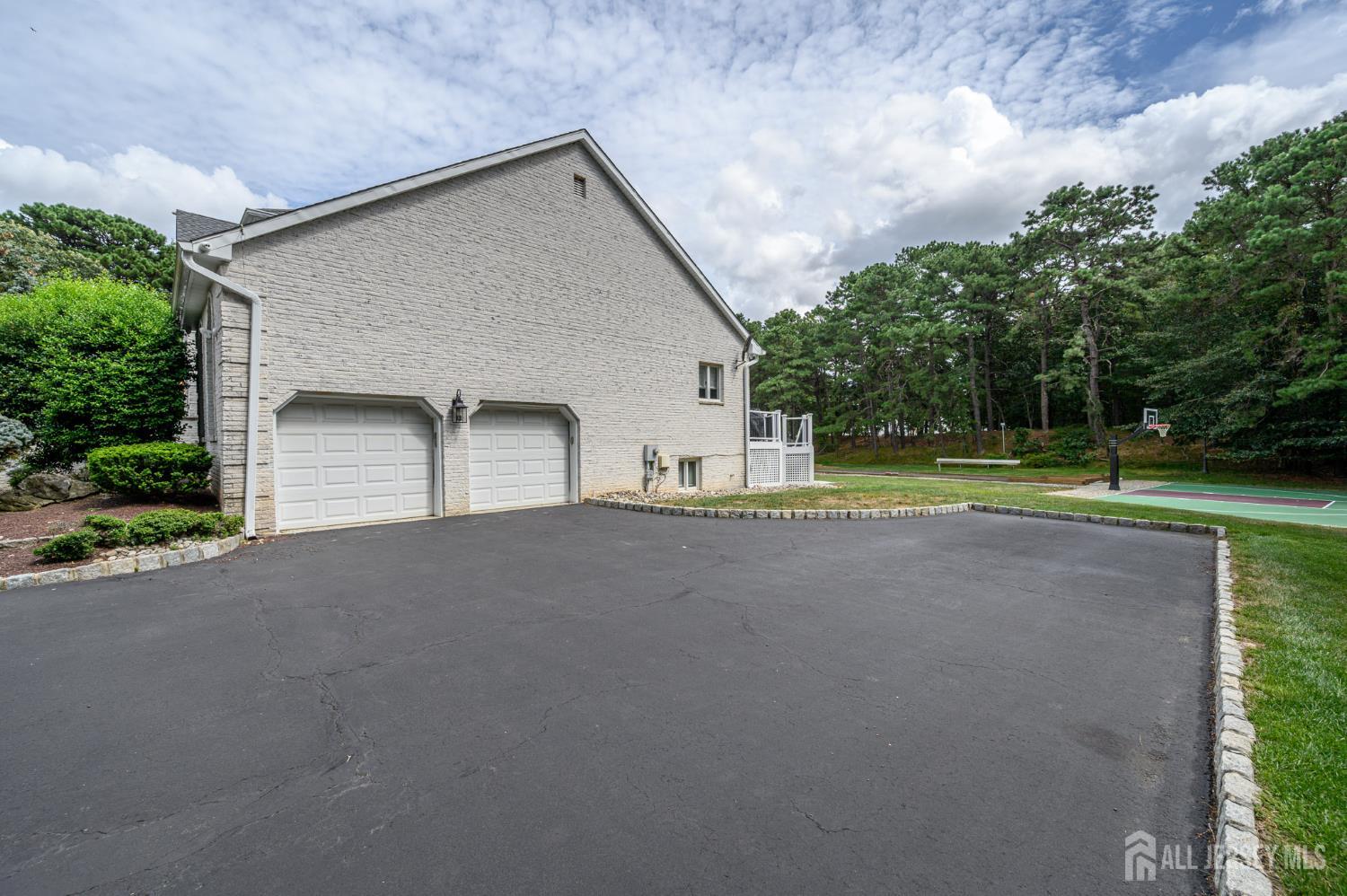 Manalapan, New Jersey, 07726, United States, 6 Bedrooms Bedrooms, ,4 BathroomsBathrooms,Residential,Active,1929408