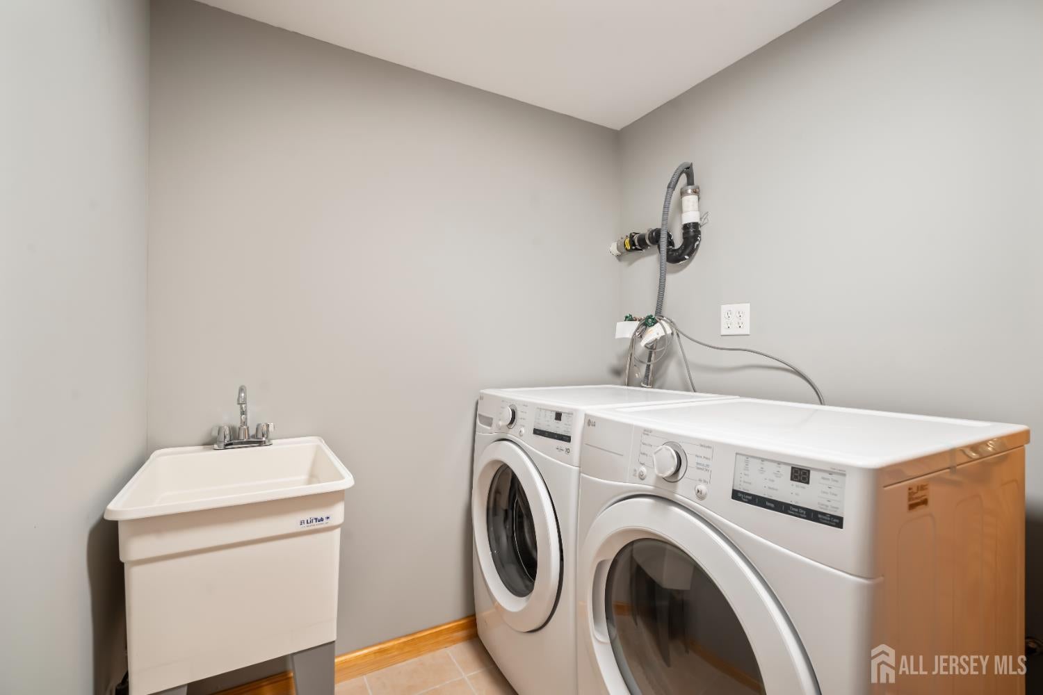 East Brunswick, New Jersey, 08816, United States, 5 Bedrooms Bedrooms, ,3 BathroomsBathrooms,Residential,Active,1953373