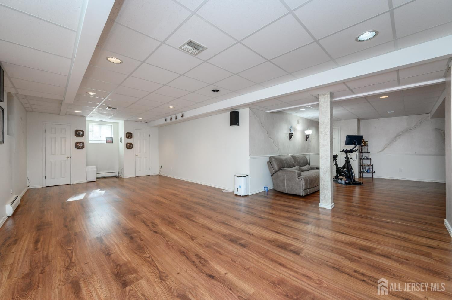 Manalapan, New Jersey, 07726, United States, 6 Bedrooms Bedrooms, ,4 BathroomsBathrooms,Residential,Active,1929408
