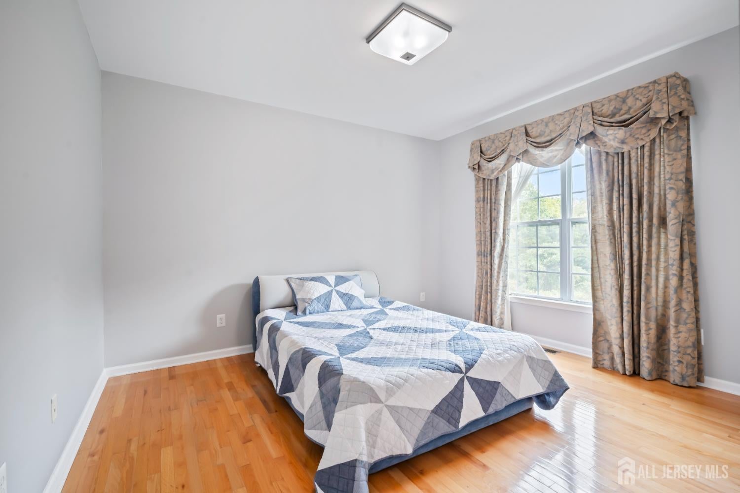 East Brunswick, New Jersey, 08816, United States, 5 Bedrooms Bedrooms, ,3 BathroomsBathrooms,Residential,Active,1953373