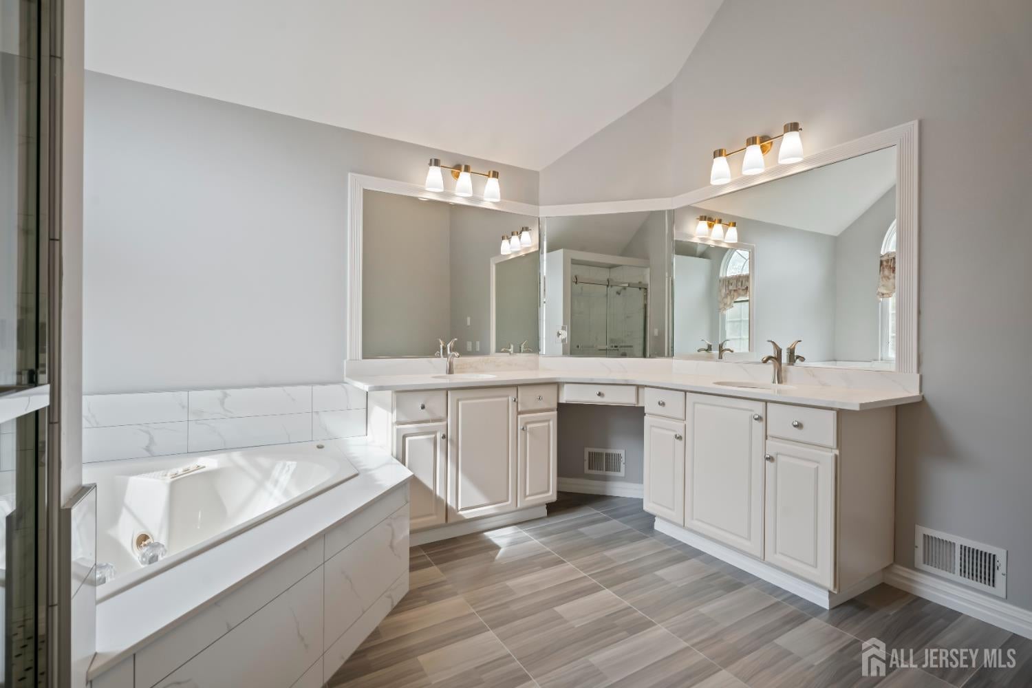 East Brunswick, New Jersey, 08816, United States, 5 Bedrooms Bedrooms, ,3 BathroomsBathrooms,Residential,Active,1953373