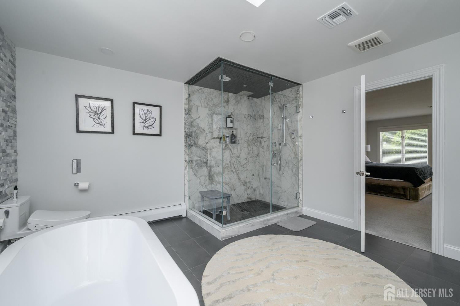 Manalapan, New Jersey, 07726, United States, 6 Bedrooms Bedrooms, ,4 BathroomsBathrooms,Residential,Active,1929408