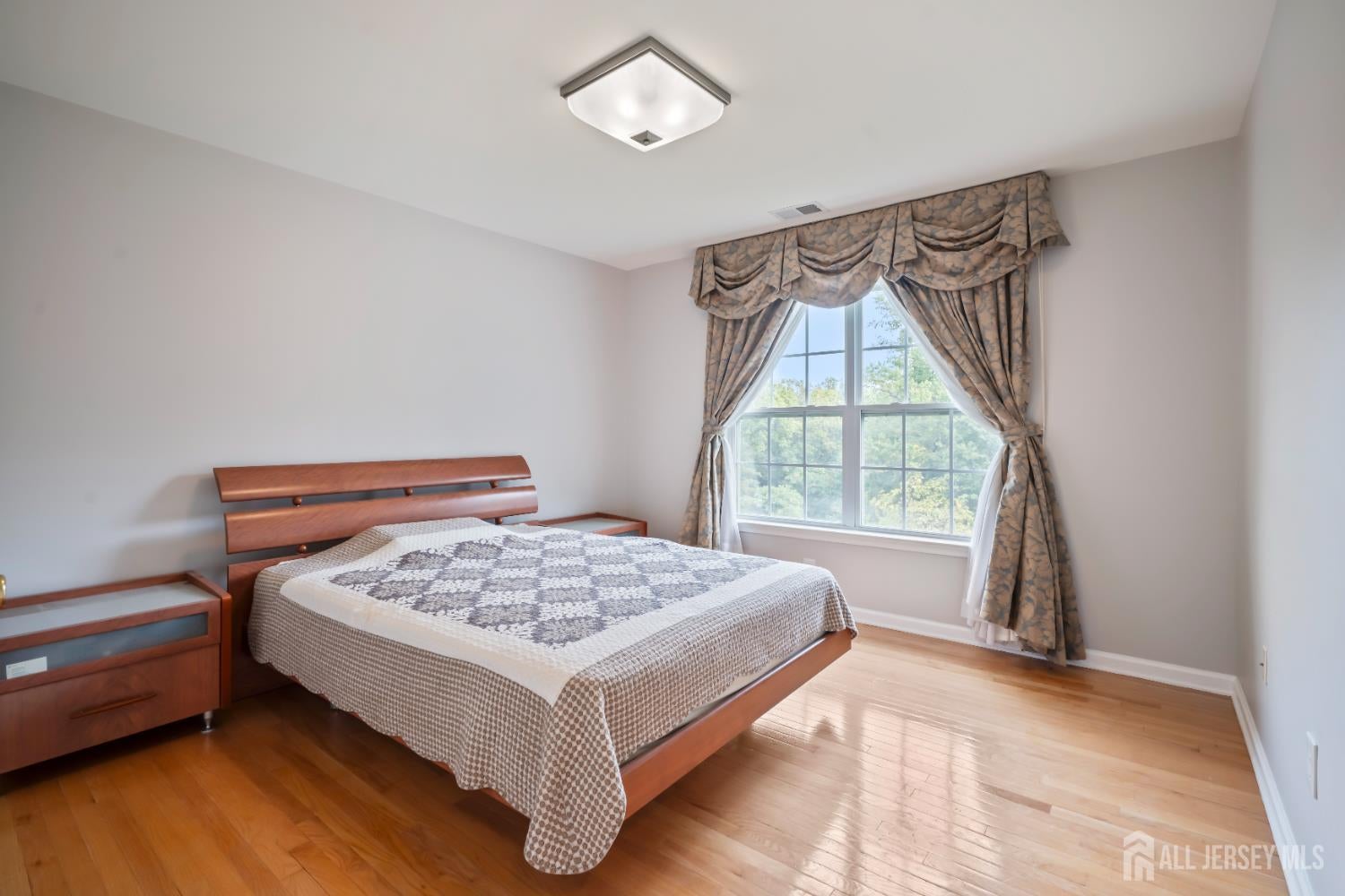 East Brunswick, New Jersey, 08816, United States, 5 Bedrooms Bedrooms, ,3 BathroomsBathrooms,Residential,Active,1953373
