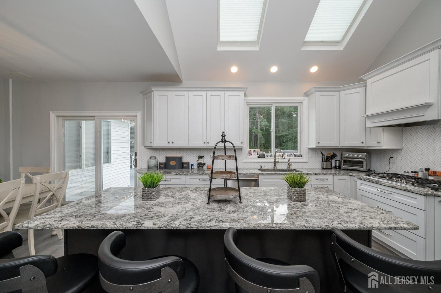 Manalapan, New Jersey, 07726, United States, 6 Bedrooms Bedrooms, ,4 BathroomsBathrooms,Residential,Active,1929408