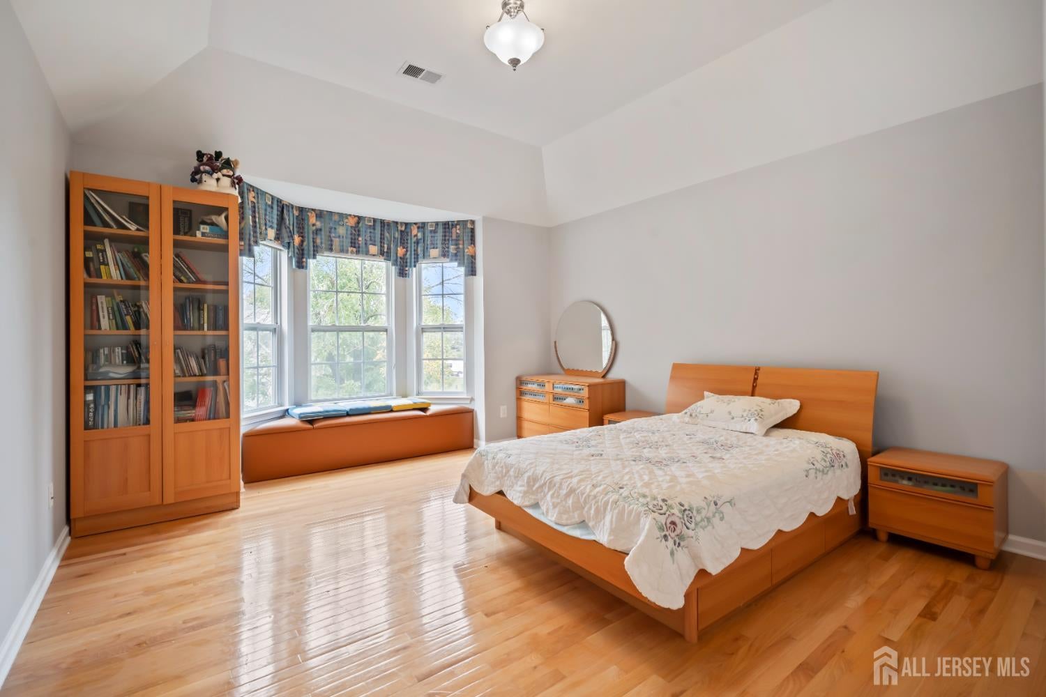 East Brunswick, New Jersey, 08816, United States, 5 Bedrooms Bedrooms, ,3 BathroomsBathrooms,Residential,Active,1953373