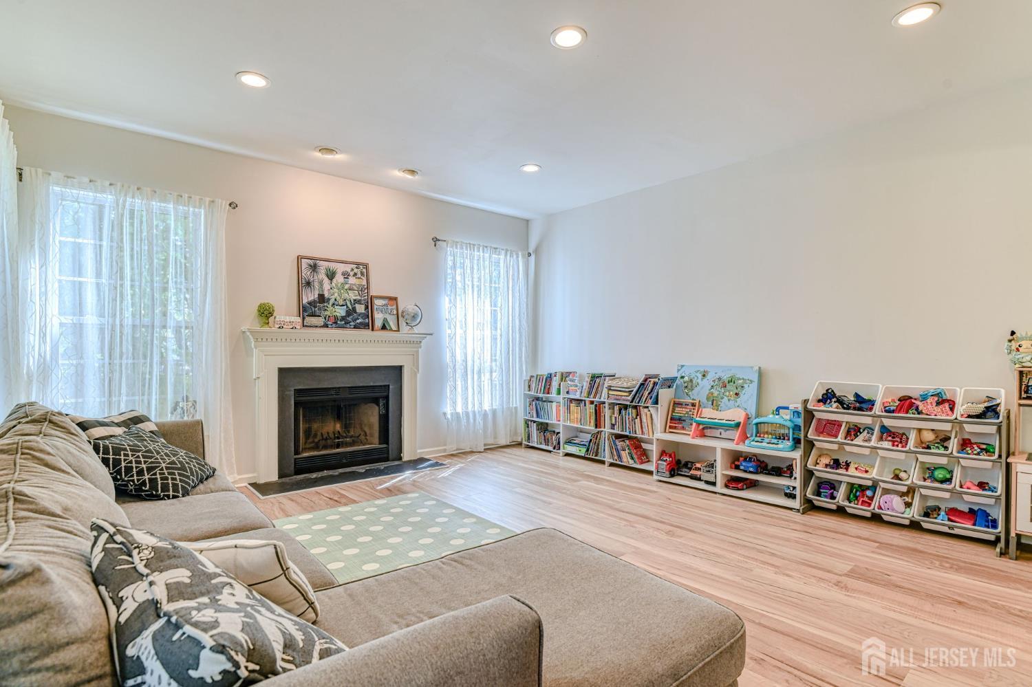 East Brunswick, New Jersey, 08816, United States, 4 Bedrooms Bedrooms, ,3 BathroomsBathrooms,Residential,Active,1877769