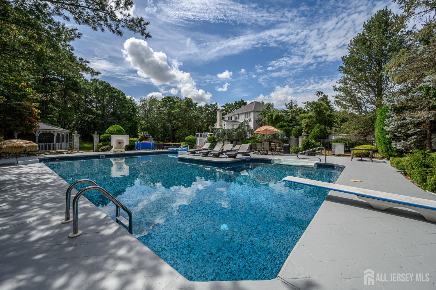 Manalapan, New Jersey, 07726, United States, 6 Bedrooms Bedrooms, ,4 BathroomsBathrooms,Residential,Active,1929408