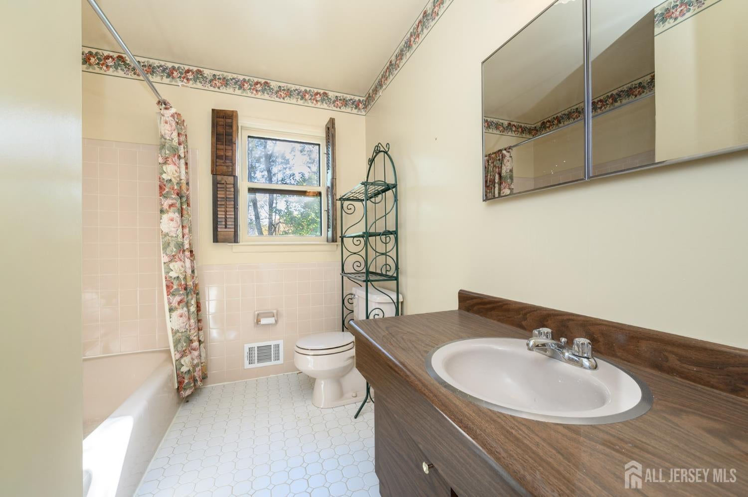 Edison, New Jersey, 08820, United States, 4 Bedrooms Bedrooms, ,3 BathroomsBathrooms,Residential,Active,1969637