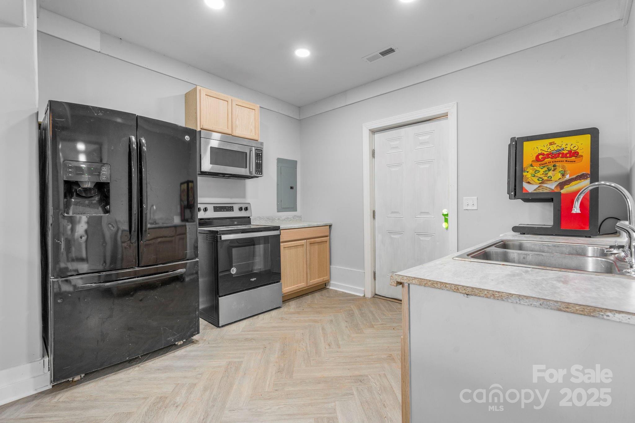 Hickory, North Carolina, 28602, United States, ,4 BathroomsBathrooms,Residential,Active,1894779